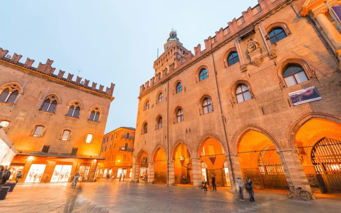 Transfer Florence to Venice with stop in Bologna